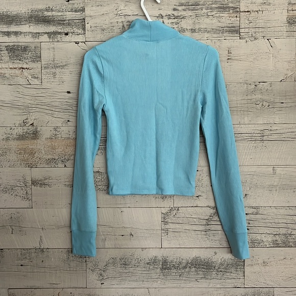 American Eagle women’s cropped mock neck long sleeve. Size small - Picture 4 of 4